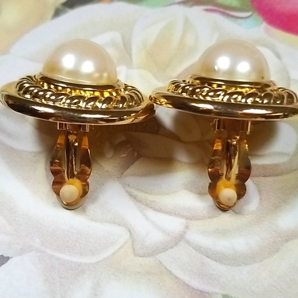 Vintage GIVENCY Large Faux Pearl Goldtone Clip Earrings RARE - Picture 7 of 10